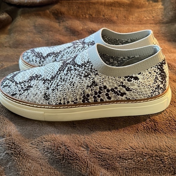 VINCE CAMUTO Keamaua Slip On Sneaker Sz 8 - Picture 3 of 11